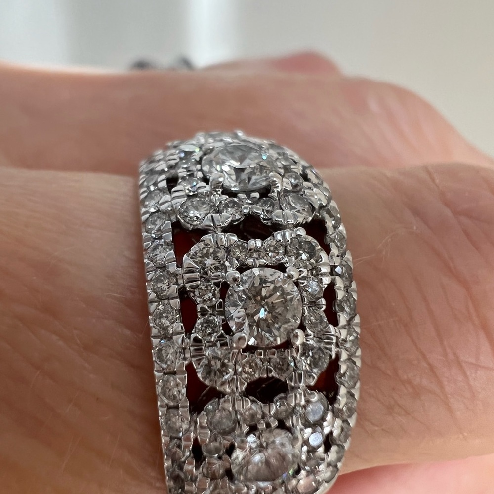 Beautiful design 14K white gold diamond ring